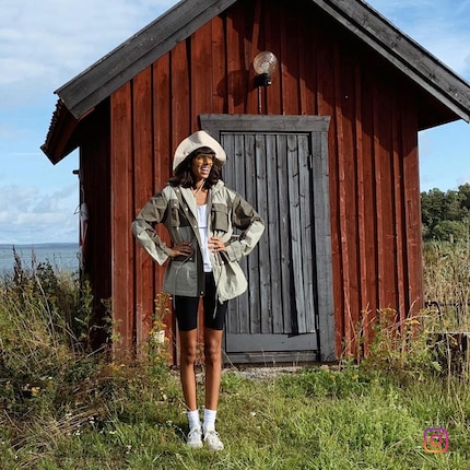 Das schwedische It Girl Babba C. Rivera mit Regenhut. Bild: @babba