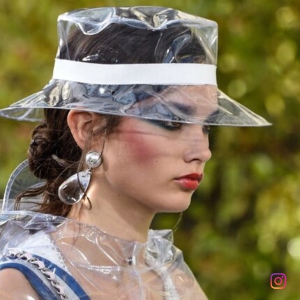 PVC Bucket Hat de Chanel. Image : @plasticbonnets