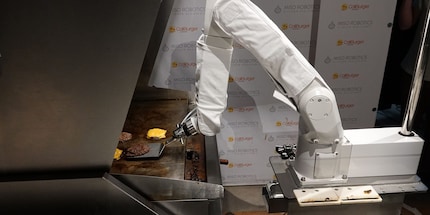 Un robot che prepara hamburger: presto anche dal tuo McDonald's di fiducia? Fonte: USA Today