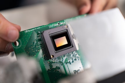 A prima vista, il chip DMD sembra un normale chip. Si tratta infatti di milioni di piccoli specchietti che non sono visibili a occhio nudo, simili ai pixel di un televisore.