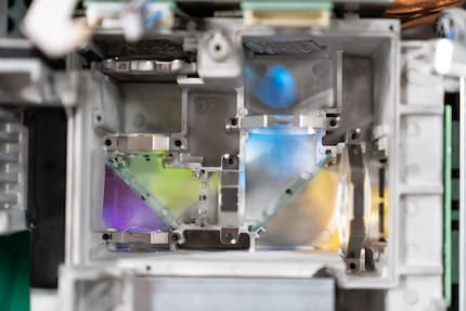 In alto a destra, entrambi i moduli emettono luce blu. In alto a sinistra, si illumina il modulo rosso.