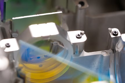 Quando lo specchio dicroico è esposto, la luce lo raggiunge da tutti i lati e si divide nelle sue componenti spettrali. Ecco perché è possibile vedere tutti i colori scintillanti tutt'intorno, anche se il laser non è acceso. Voilà.