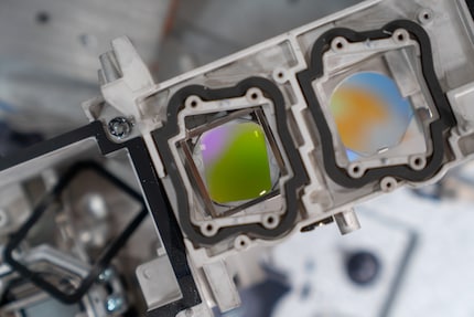 Qui, due moduli laser illuminano le lenti.