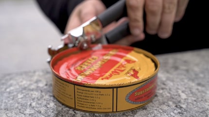 Once the pressure has been released, you can open the can outside the water.