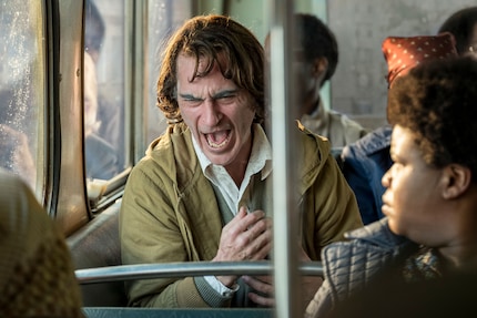 Für immer allein in der Menge, sucht Arthur Fleck aka Joker nach Anschluss.