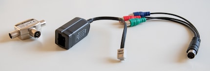Trois classiques qui ne peuvent manquer dans une collection d'adaptateurs bien fournie : 2-Way TV Splitter, Adaptateur téléphonique RJ11/TT83 et RGB vers S-Vidéo