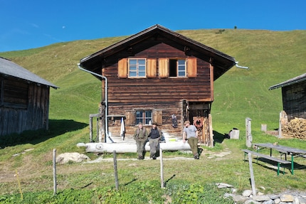 Die «Hausherren» vor ihrer Hütte: Marco, Claudio und Marc.