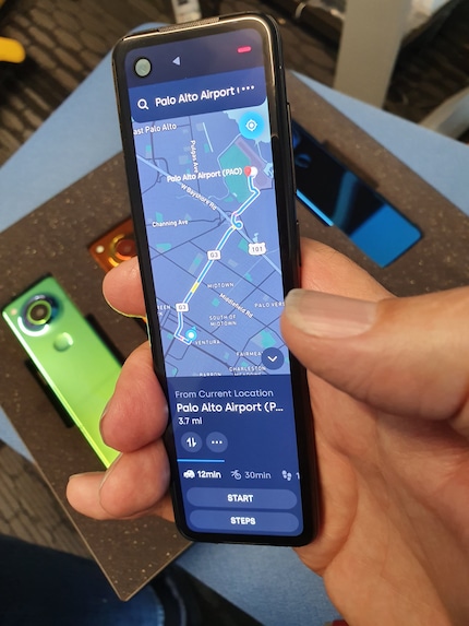 Il nuovo telefono in mano ad Andy Rubin.