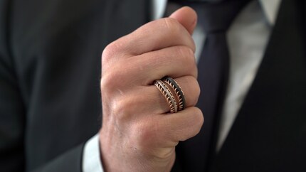 La bague «Snakebone» en or blanc et rose s'adapte parfaitement au doigt.