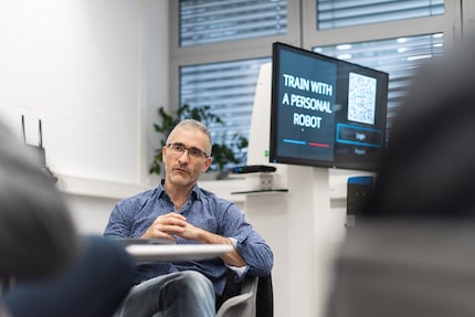 Dr. Max Lungarella von Dynamic Devices erklärt die Funktion der Beinpresse.