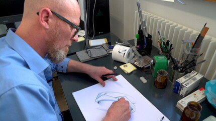 Si un bijou doit être en or blanc, Lucas utilise un crayon de couleur bleu clair lorsqu'il fait ses croquis.