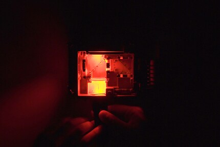 Si j'éclaire avec de la lumière rouge, là où se trouve normalement le module laser bleu, le rouge n'arrive pas à la lentille, car le miroir dichroïque ne reflète que les composantes spectrales bleues.