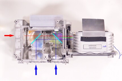 Les deux modules laser bleus se trouvent en bas. Celui de gauche est converti en vert par la lentille G-Refinder en bas. À droite, le module laser rouge.