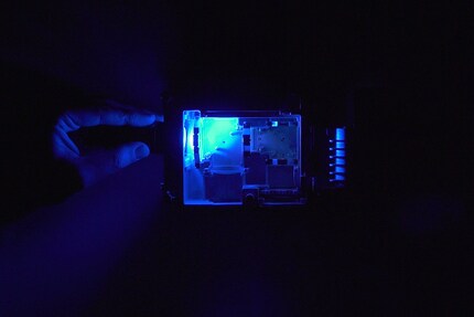 Ici, un module laser bleu ne servirait à rien, car le miroir ne laisse pas passer les composantes spectrales bleues vers la lentille.