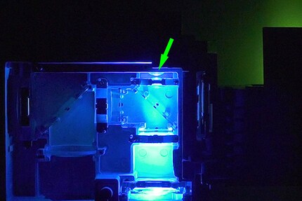La lentille G-Refiner se trouve à l'intérieur du boîtier lui-même et convertit la lumière bleue en lumière verte avant qu'elle ne soit réfléchie par le miroir vers la droite en direction de l'objectif