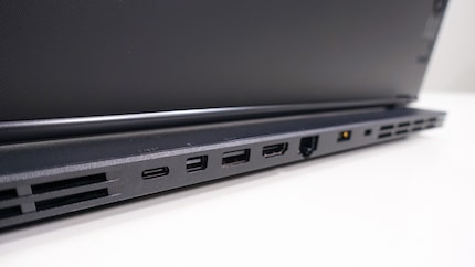 USB 3.1 type C, Mini DisplayPort, USB 3.1 type A, HDMI type A, port LAN RJ45, prise secteur et emplacement pour câble de sécurité Kensington