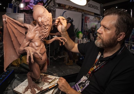 Lee en train de modeler une maquette debout de Cthulhu au San Diego ComicCon.
