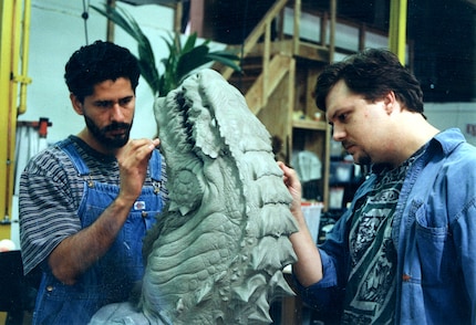 Lee en 1998, avec le sculpteur en chef Jose Fernandez, travaillant à la production du film Godzilla pour Patrick Tatopoulos Designs.