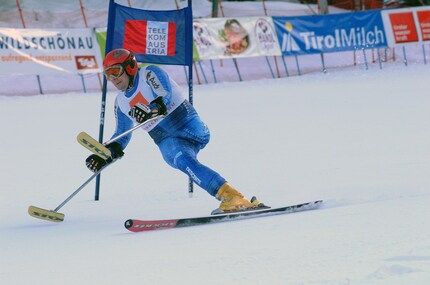 Fritz Berger skiing without a prosthesis.