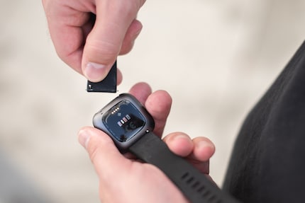 The wristbands can be changed without tools.