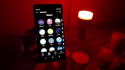 LifX offre più argomenti e colori per le luci intelligenti che puoi provare.