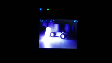 Per certi versi inquietante: la stanza è buia, ma il LED sul display del baby monitor è acceso.