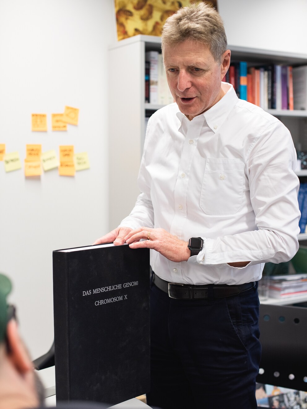 Prof. Dr. Ernst Hafen nel suo ufficio al Politecnico di Zurigo, Hönggerberg.