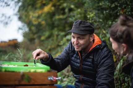 Unterdessen schätzen die Bienen Andrés selbstgebaute Wasserquelle.