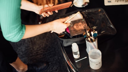 Quando Caroline si trucca da sola, usa le dita. D'altra parte, i pennelli sono necessari per un lavoro, perché le permettono di applicare il trucco in modo più preciso.