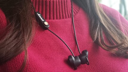Les écouteurs intra-auriculaires «Minor» de Marshall se mettent automatiquement en pause dès que vous connectez les deux écouteurs magnétiques.