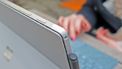 Pulsante di accensione, bilanciere del volume e connessione jack da 3,5 mm