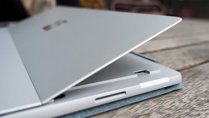 Il supporto consente qualsiasi angolazione, con lo slot microSD sotto di esso.