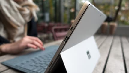 USB 3.1 Type-C, USB 3.0 Type-A e porta Surface Connect