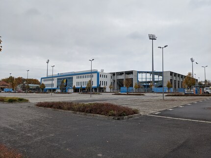 Stadio con cielo grigio.