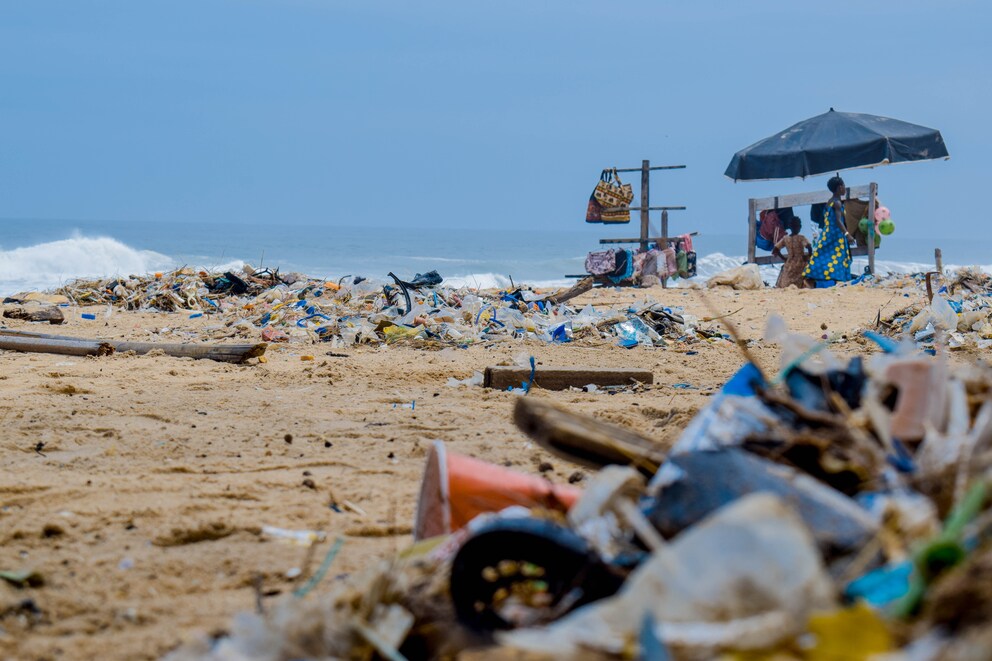 Plage jonchée de déchets en Afrique
