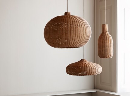 Geflochtene Lampenschirme lassen ihre Lichtquelle leicht durchschimmern ohne dabei zu blenden. Bild: Ferm Living