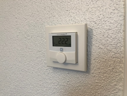 I numeri sul display del termostato da parete Homematic IP, che non è ancora stato avvitato, indicano che tutto è ok.