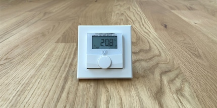 Puoi anche controllare la temperatura manualmente utilizzando la manopola del termostato intelligente.