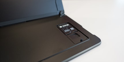 Slot nano SIM e SSD intercambiabile