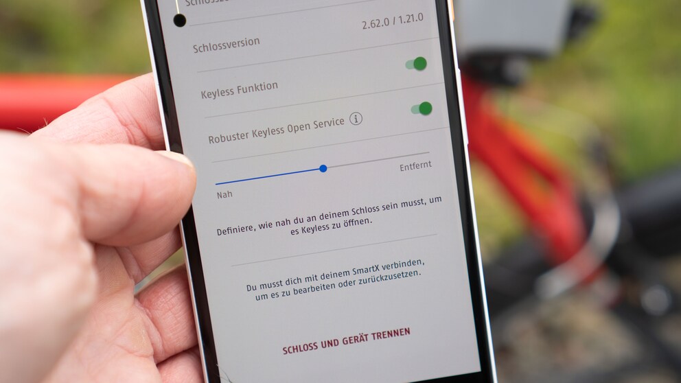 Wie nah muss dein Handy am Schloss sein, damit es sich entsperren lässt? Hier kannst du es einstellen.