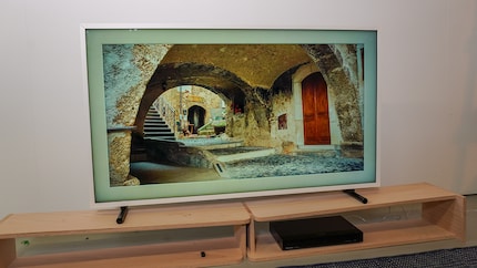 Keine Ahnung, wieso genau. Aber die Illusion, nicht auf einen Fernseher zu starren, funktioniert hier nicht so gut wie im Vollbildmodus.