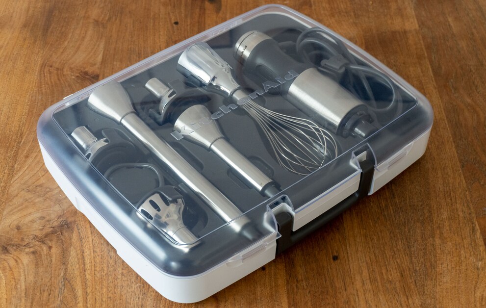 Comme on peut le voir, l'appareil KitchenAid est bien rangé dans son coffret.