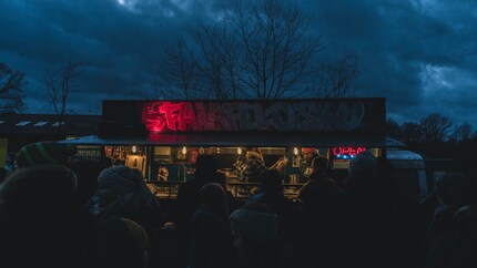 Diesen Leuten wird bald Geld aus den Taschen gezogen. Ein Foodtruck irgendwo in Deutschland. 