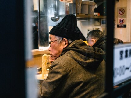 Endlich ist Ramen auch bei uns salonfähig. Alter Japaner in einer Ramenbar.