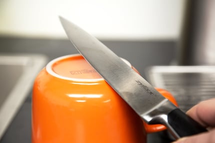 Das Messer ein paarmal von beiden Seiten über das raue Keramik ziehen.