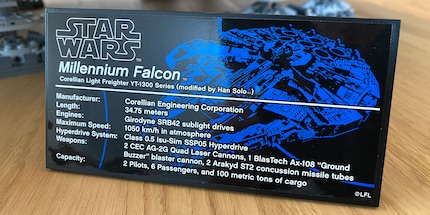 Du lernst nie aus: Selbst eine Plakette mit den Eckdaten des «echten» Millennium Falcon ist dabei.