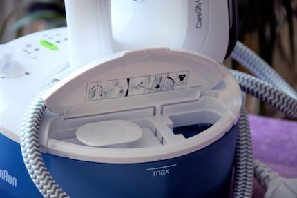 Der Wassertank wird an der Seite mit maximal 1,3 Litern befüllt. Hier findet auch die Kalkkartusche Platz.