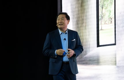 Lorsque JH Han, président de Visual Displays, monte sur scène, tout est encore inoffensif