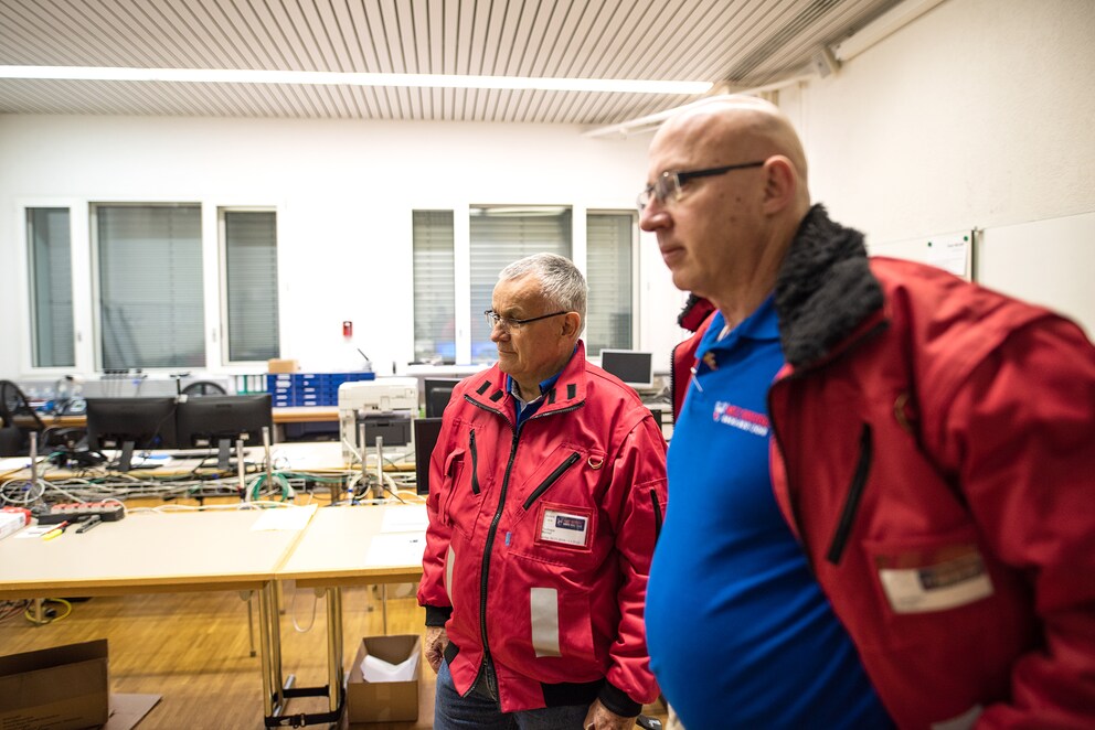 Marcel (links) und Fredy in der Zentrale von Nez Rouge Zürich.