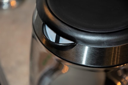 The spout is not particularly largebut has not caused me any problems in everyday life